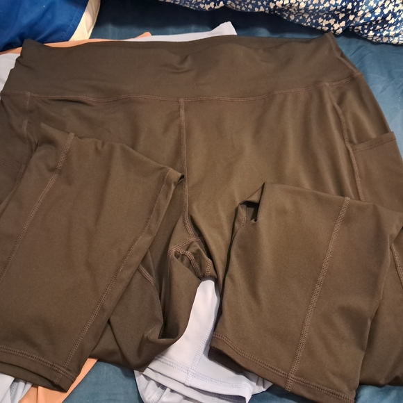 Assorted Activewear Leggings - Picture 4 of 5